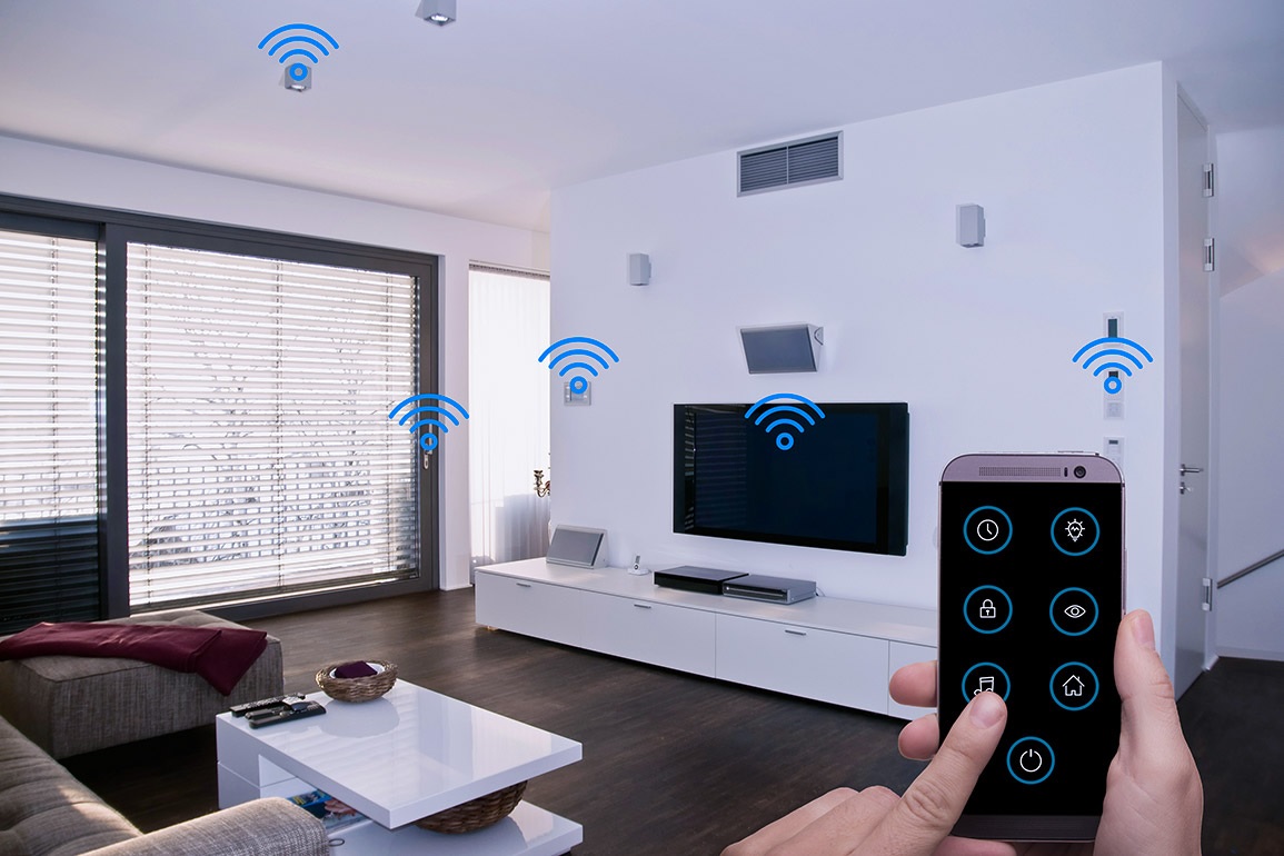 Casa conectada: TV, som, iluminação e fechadura controlados pelo celular